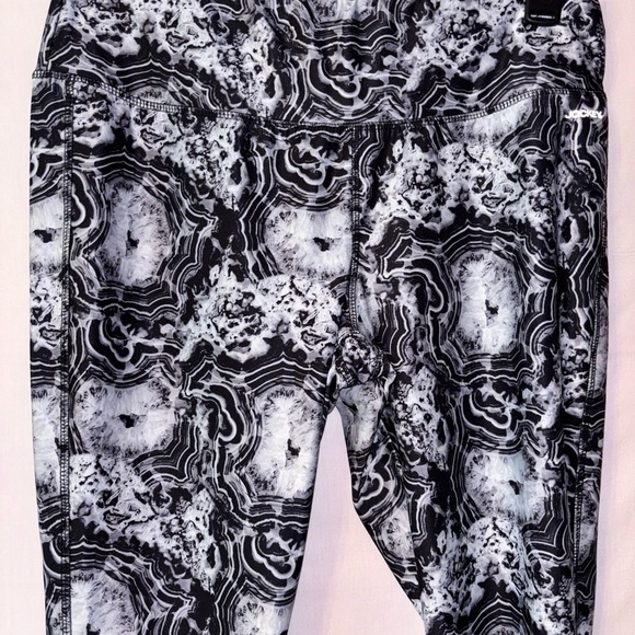 Jockey Black and White Botanical Print Leggings - Picture 2 of 11